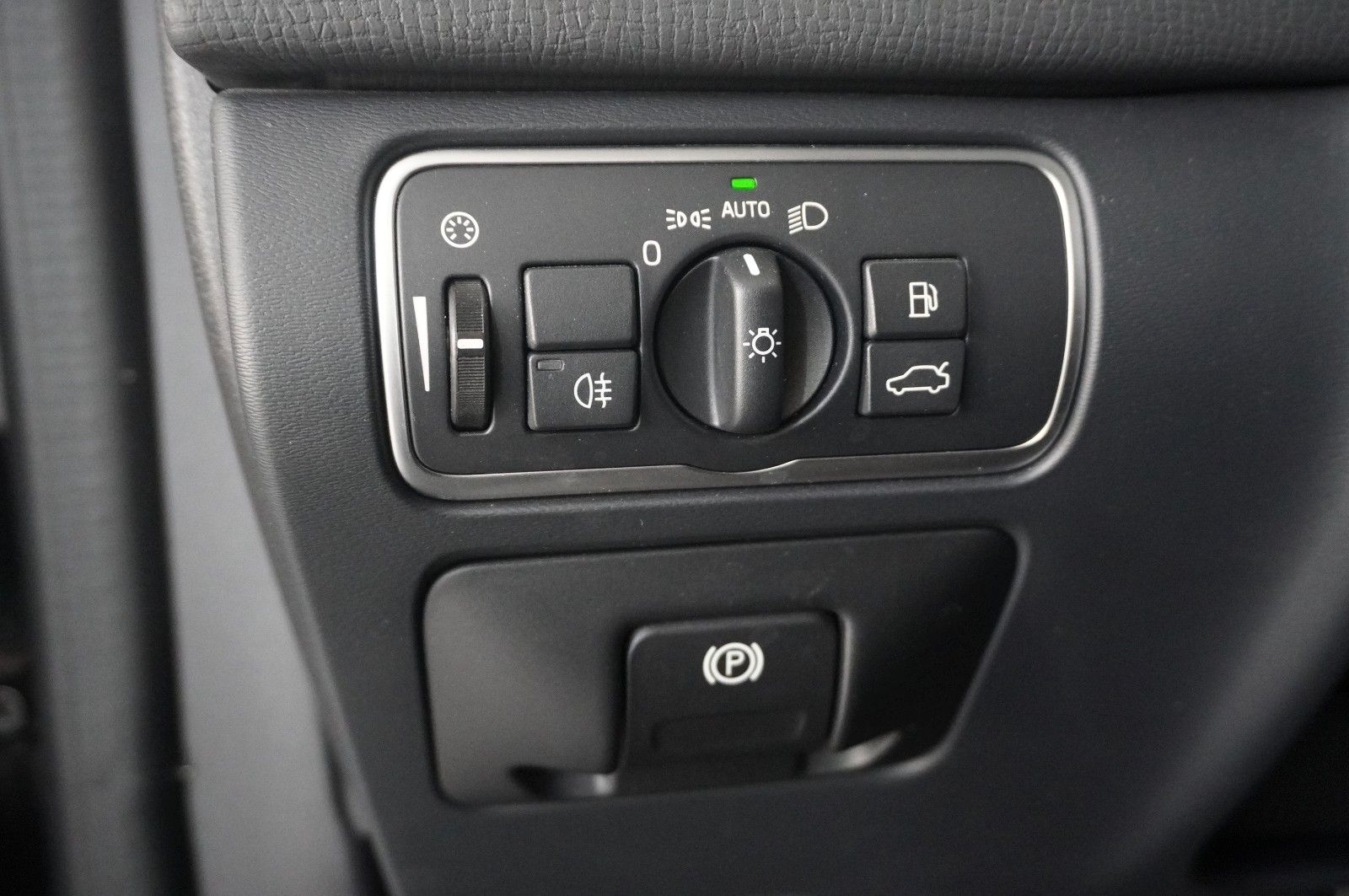 Fahrzeugabbildung Volvo XC 60 MOMENTUM 2WD NAVI/BI-XENON/SHZ/KAMERA/TEMP