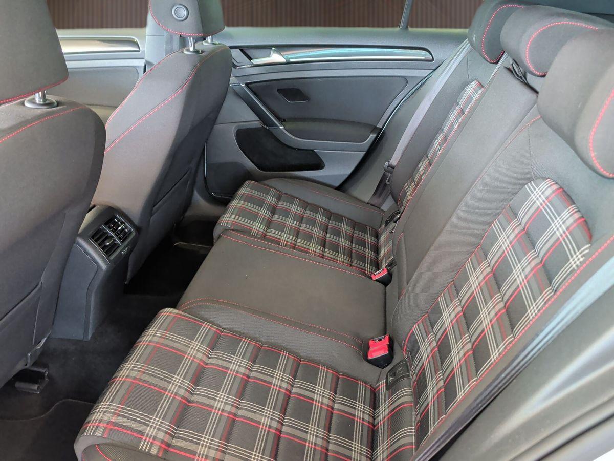 Volkswagen Golf 7 GTI 220 ch • 5 portes • Boîte manuelle 6 • GPS • Xénon • 18"
