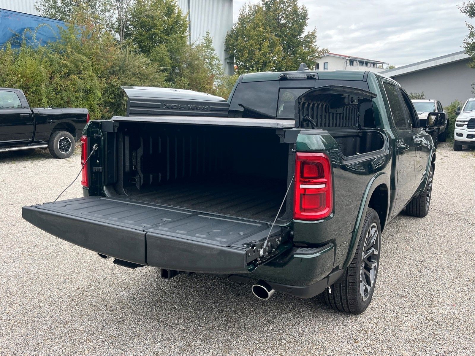 Vehicle photo 8
