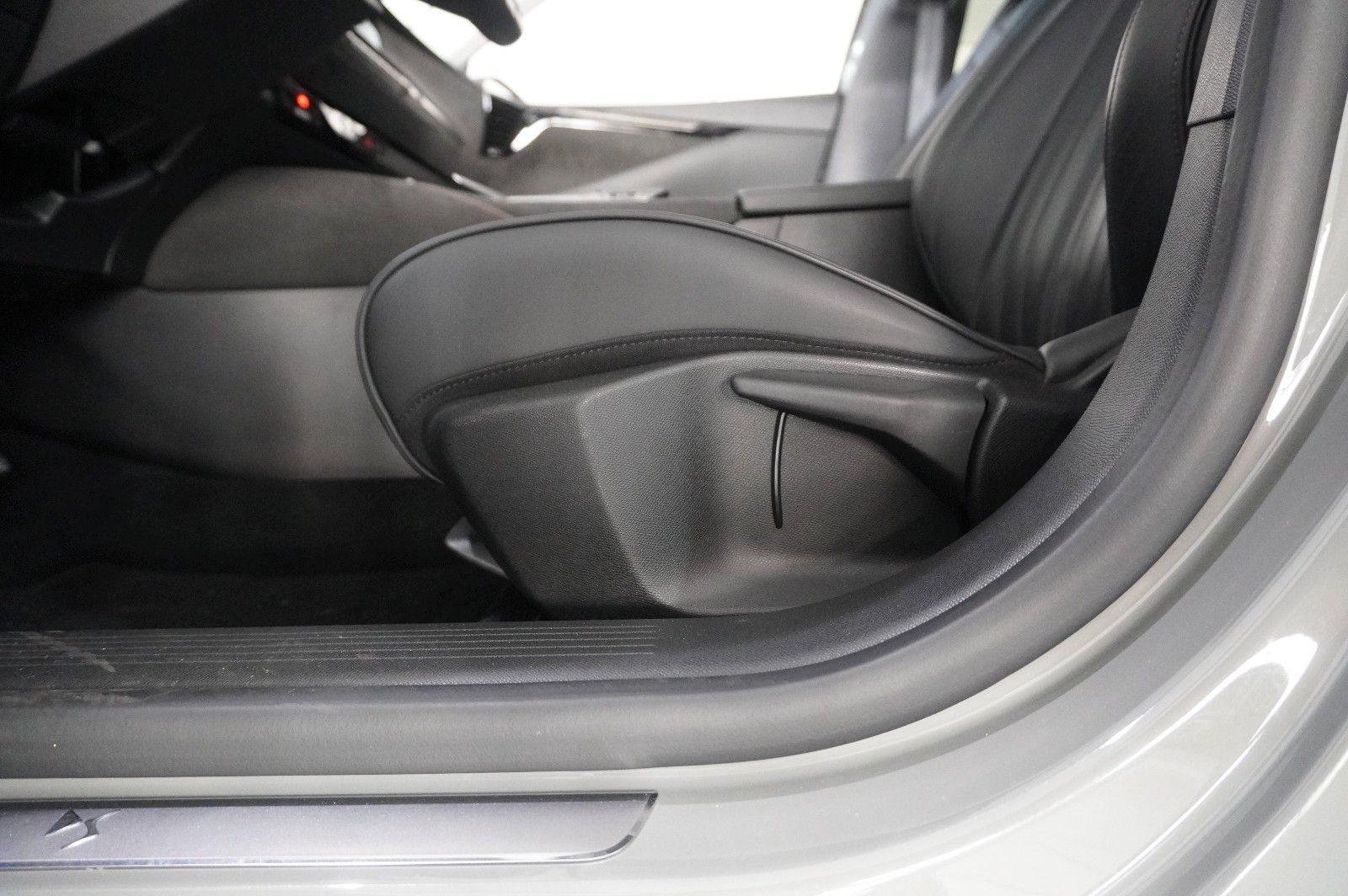 Fahrzeugabbildung DS Automobiles DS4 DS 4 E-Tense PERFORM. LINE PHEV NAVI/LED/DAB