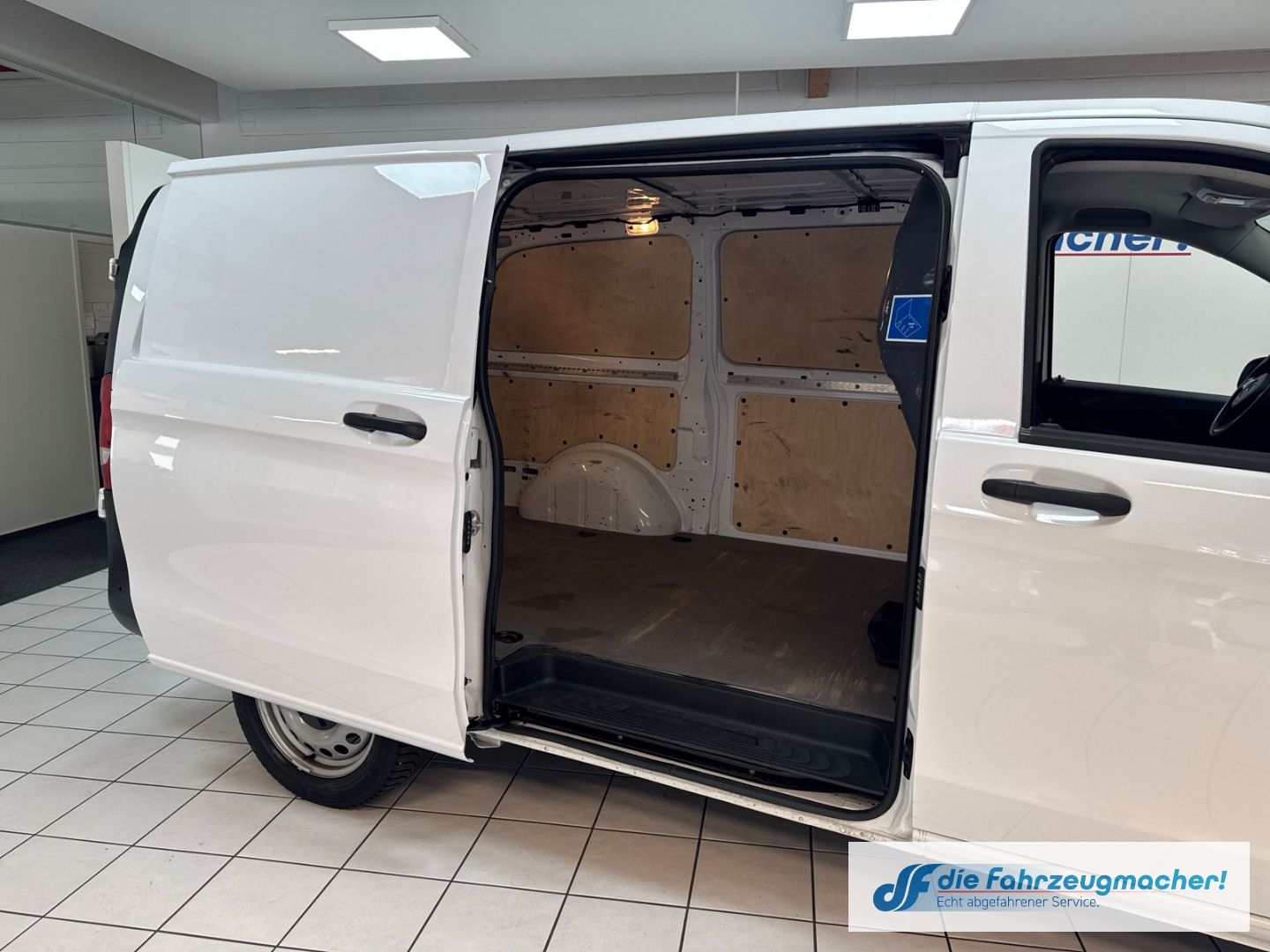 Fahrzeugabbildung Mercedes-Benz Vito Kasten 112 e lang DAB SHZ Rückfahrkam. Notb