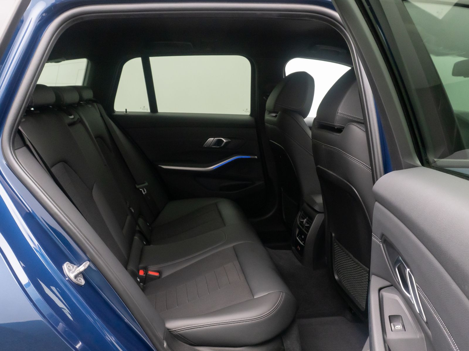 Fahrzeugabbildung BMW 320d SportLine Alarm DAB HiFi Komfort Kamera 18"