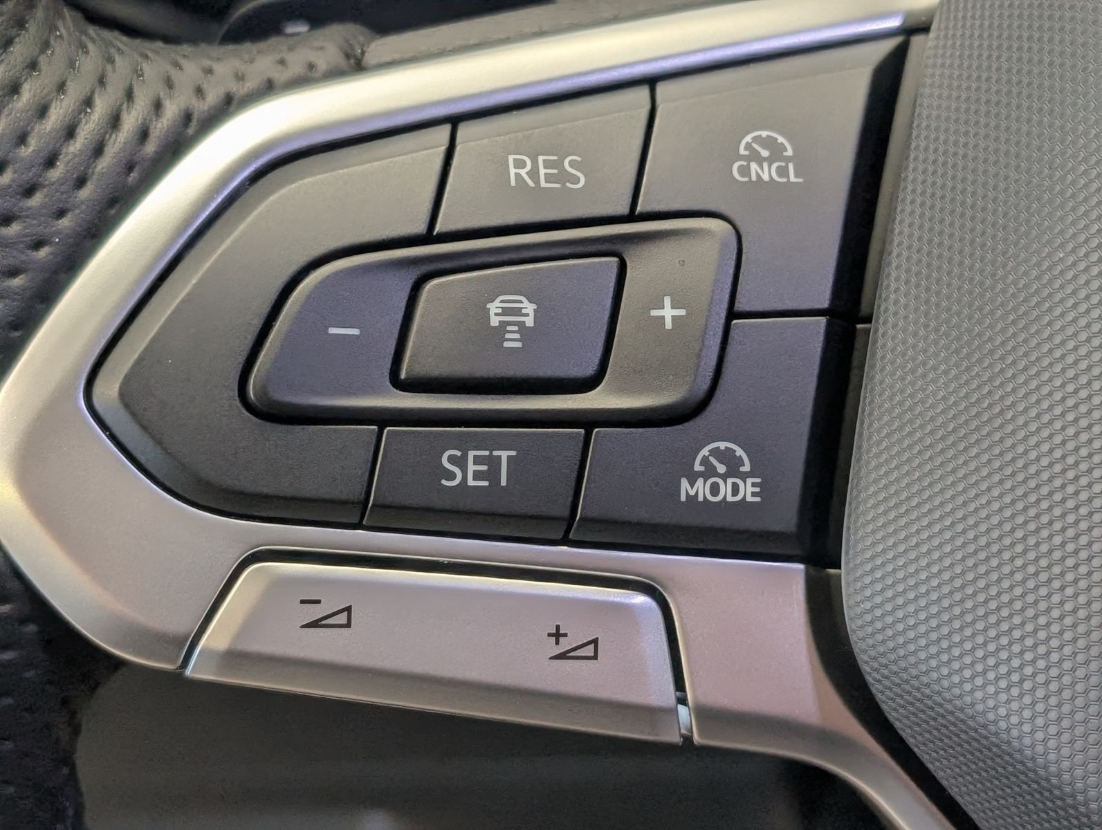 Fahrzeugabbildung Volkswagen Tayron 2.0 4M R-Line Launch Pano Matrix AHK 20"