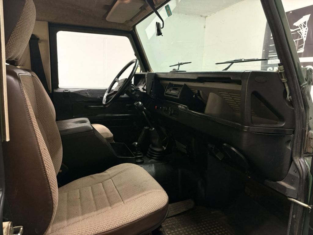 LAND ROVER Defender 90 E Station Wagon RADIO LAND ROVER Defender 90 E Station Wagon RADIO
