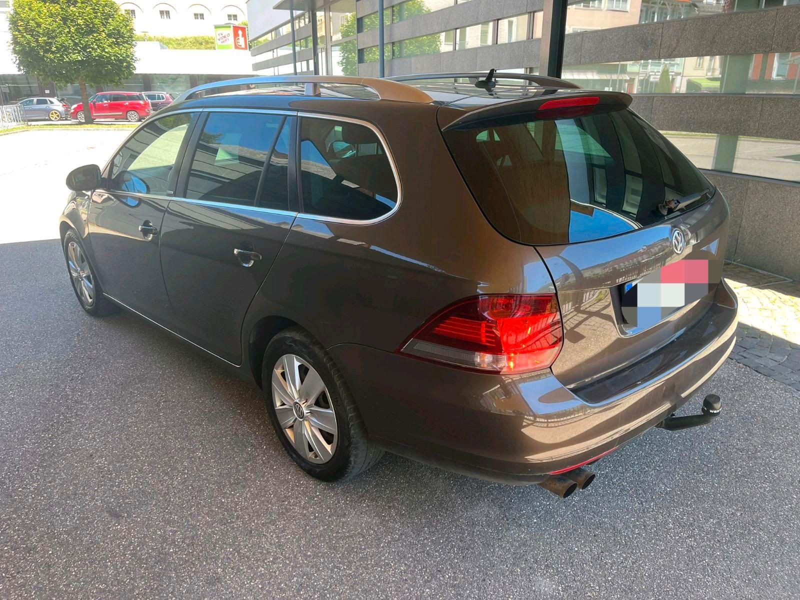 Volkswagen Golf 2011 — rear view