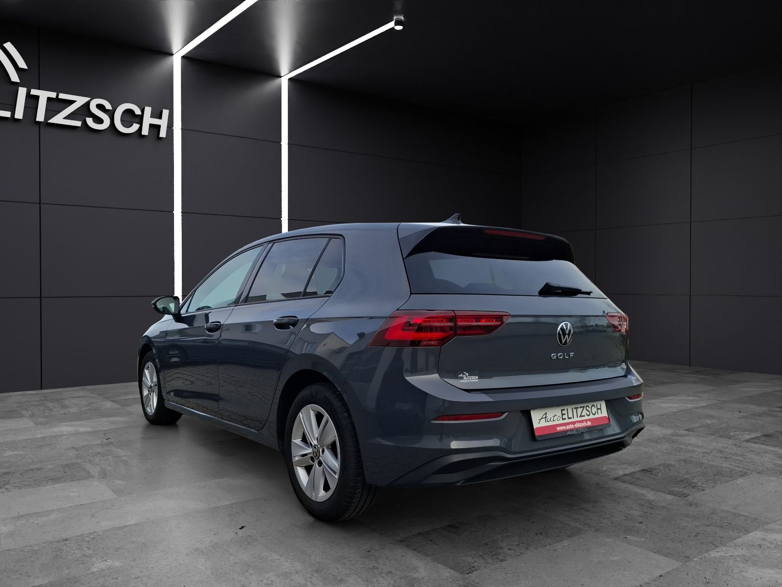 Fahrzeugabbildung Volkswagen Golf VIII TSI Life Matrix Navi AID ACC PDC SH LM