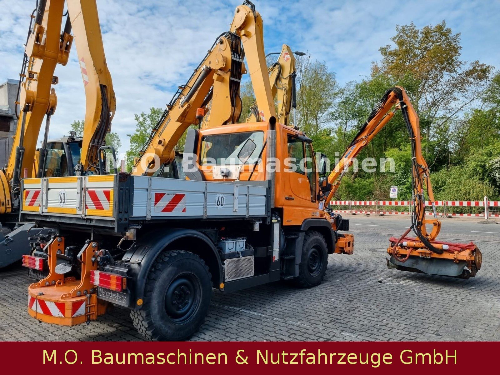 Fahrzeugabbildung Unimog U 300 Plus / Mulag  / Mähgerät / Schere / Bürste