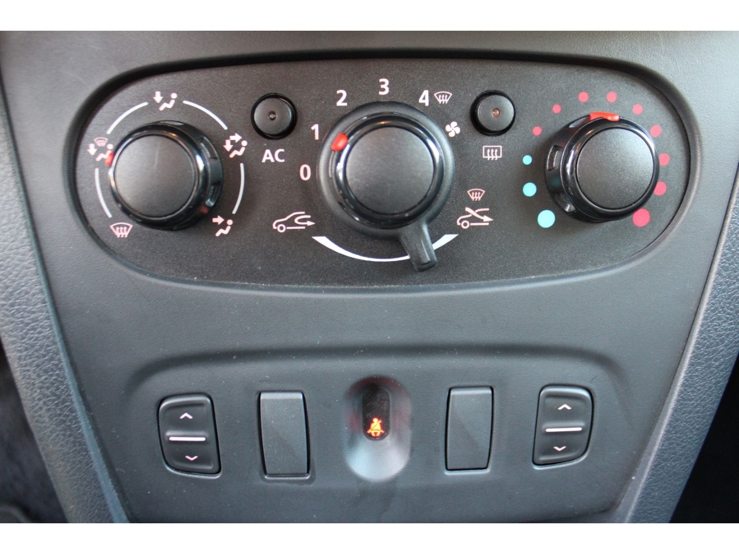 Fahrzeugabbildung Dacia Sandero II Stepway Ambiance GJR DAB Klima Radio/