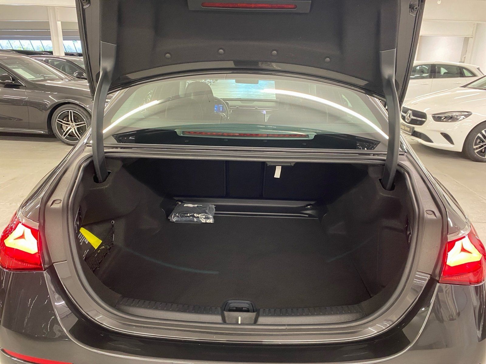 Fahrzeugabbildung Mercedes-Benz E 200 Avantgrade*Distronic*Totwi*LED*Ambien*Kam*