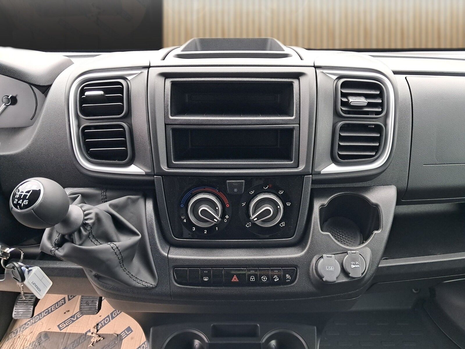 Fahrzeugabbildung Sunlight Sub TS 67 Premiere Deal, Markise, Fahrradträger