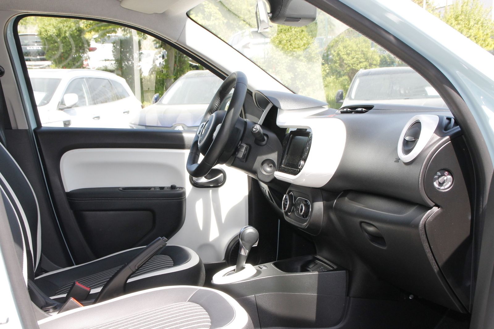 Fahrzeugabbildung Renault Twingo E-TECH elektrisch Techno