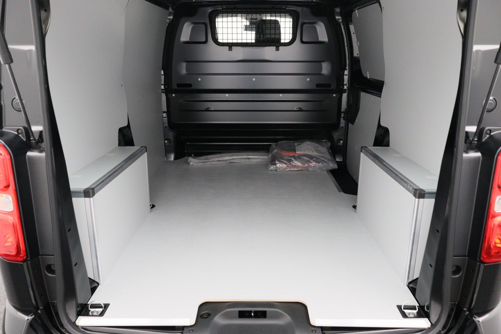 Fahrzeugabbildung Fiat E-Scudo Kastenwagen SX L2 75kWh sofort!