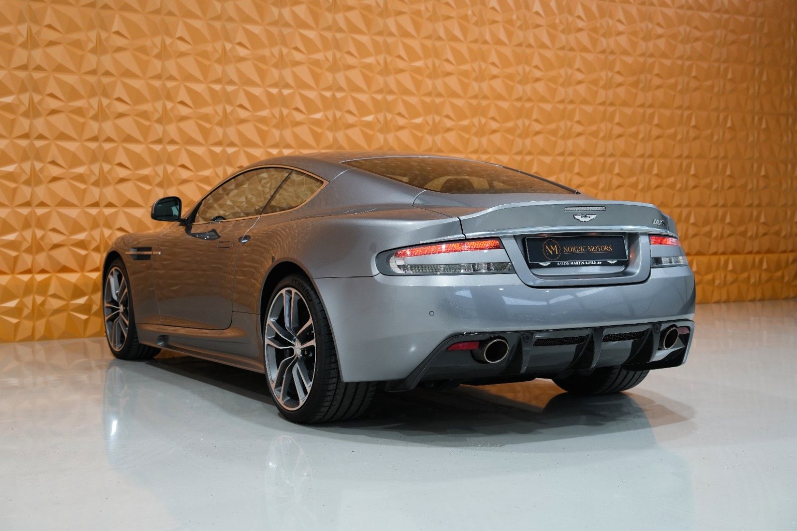 Fahrzeugabbildung Aston Martin DBS 6.0 Touchtronic V12 " Casino Royal " Carbon
