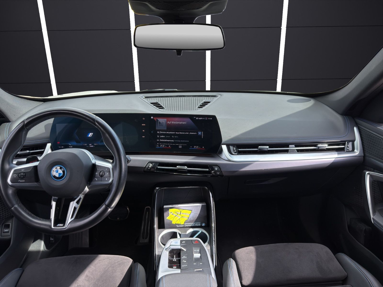 Fahrzeugabbildung BMW iX1 30 xDrive M Sport/Apple/Massage/Performance/