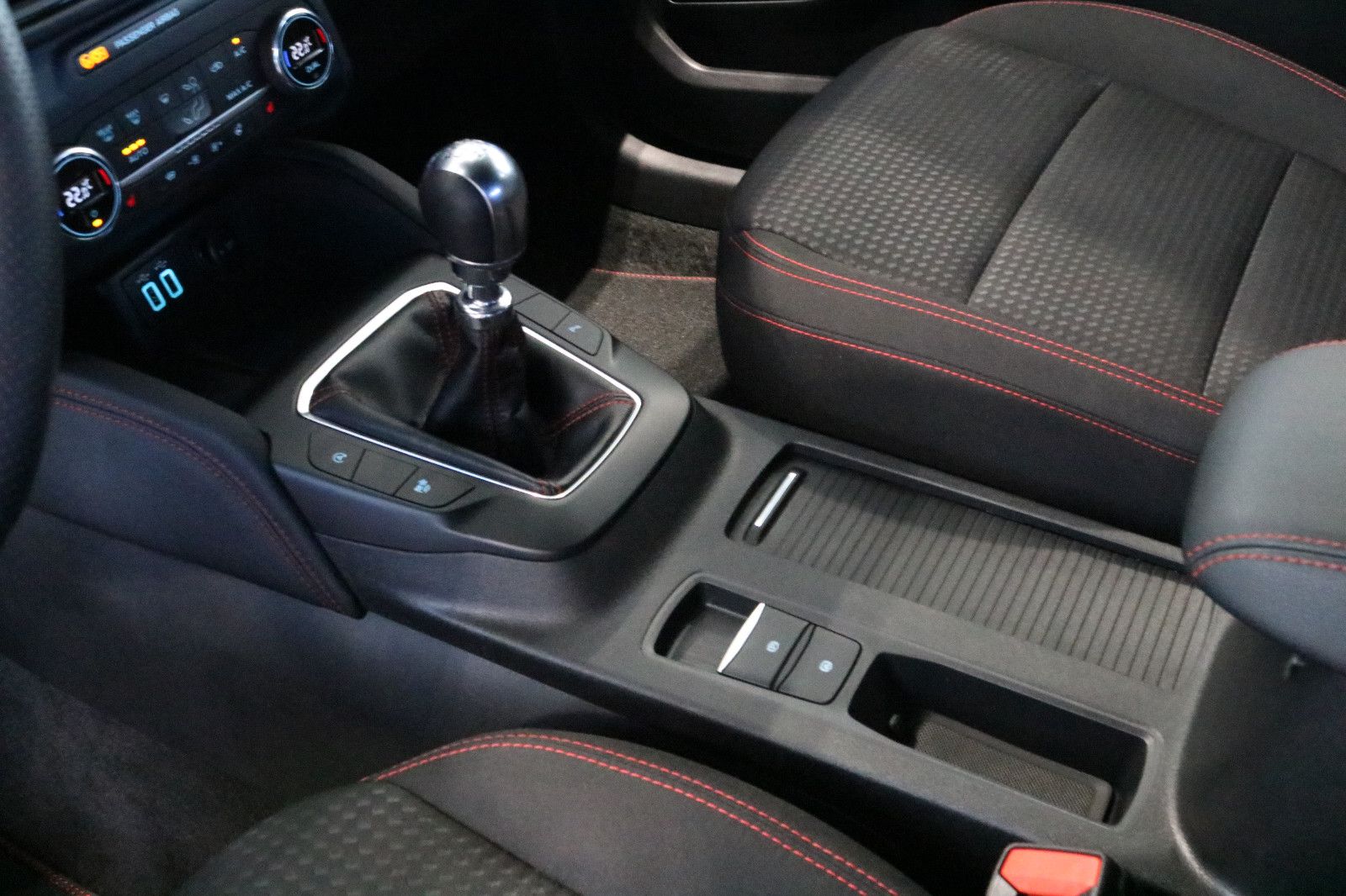 Fahrzeugabbildung Ford Kuga ST-Line 1,5 110 KW 150 PS  Winterpaket 2