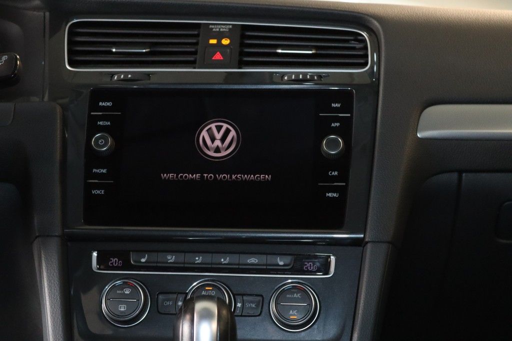Fahrzeugabbildung Volkswagen Golf 1.0 TSI DSG Navi-Tempo-Bluetooth-SHZ-PDC-