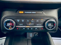 FORD Focus Titanium X*SCHECKHEFT*ACC*PDC*LED*AHK