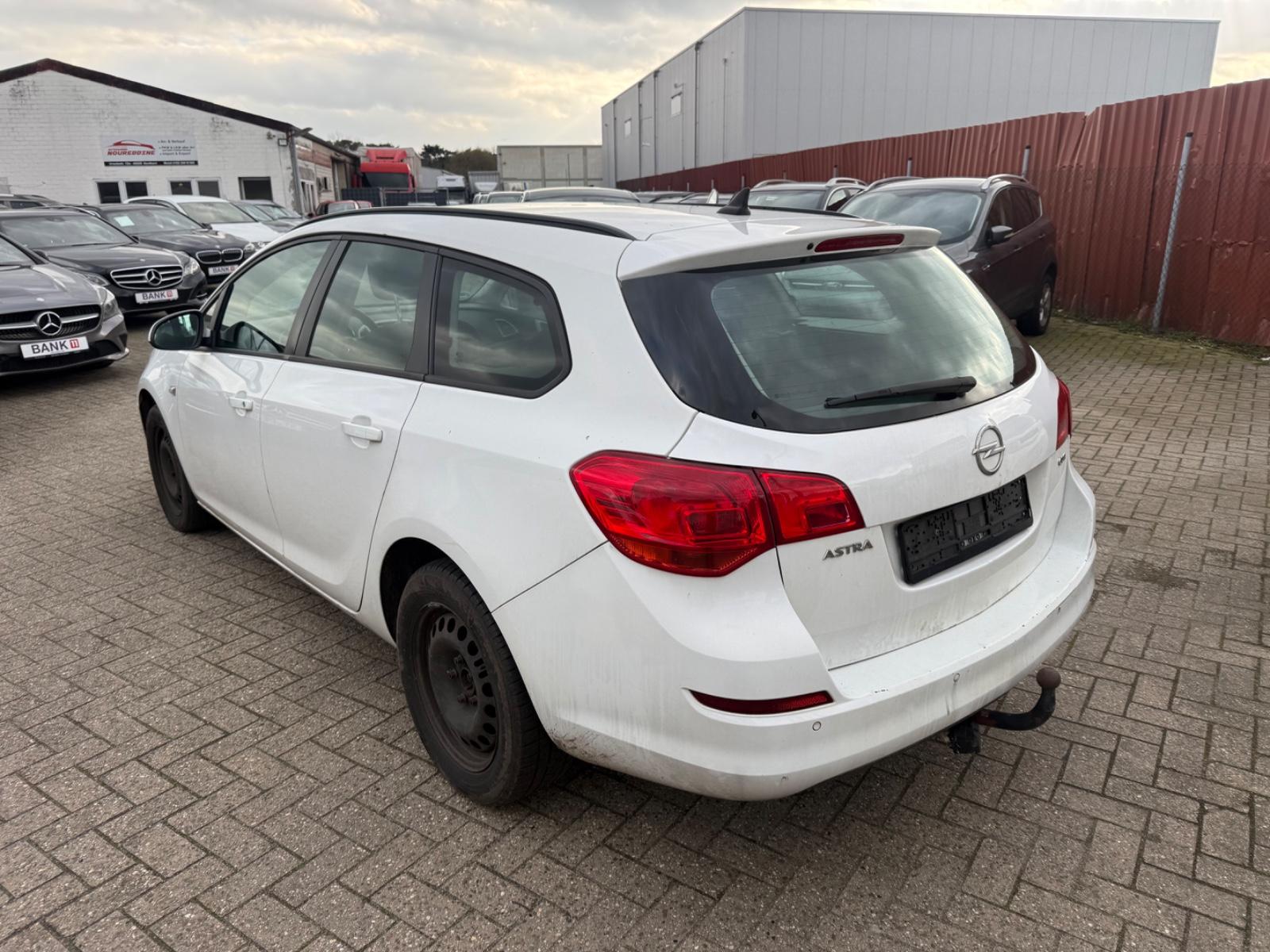 Opel Astra 2012 — photo 7