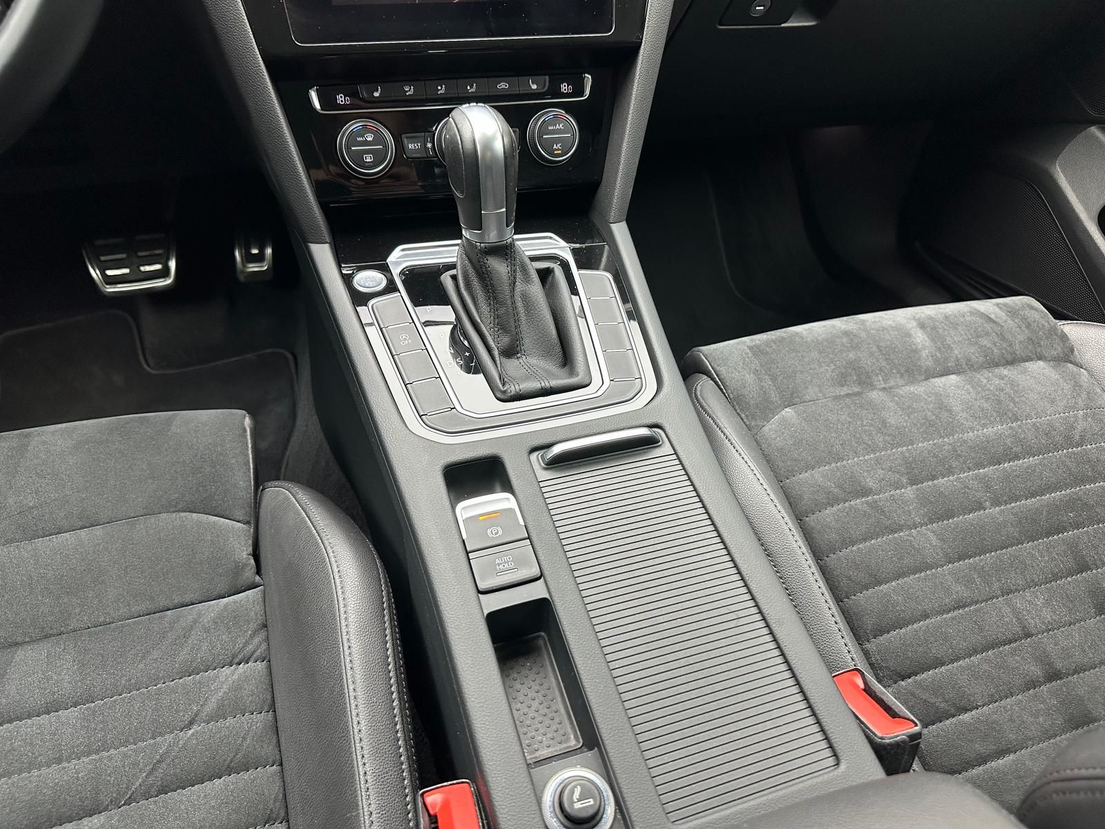 Fahrzeugabbildung Volkswagen PASSAT 1.8 TSI HIGHLINE/ACC/MASSAGE/VIRTUAL/DCC