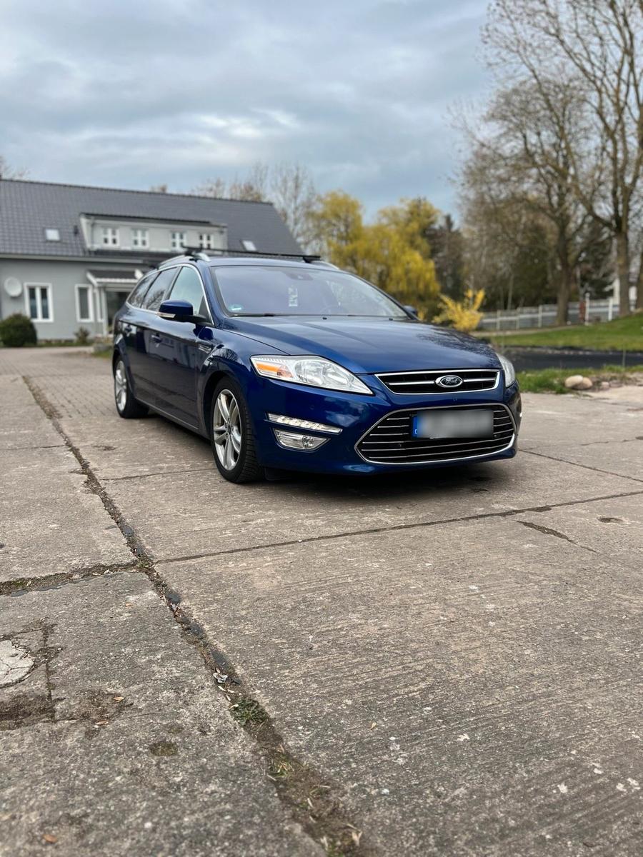 Ford Mondeo 2014 — вигляд ззаду