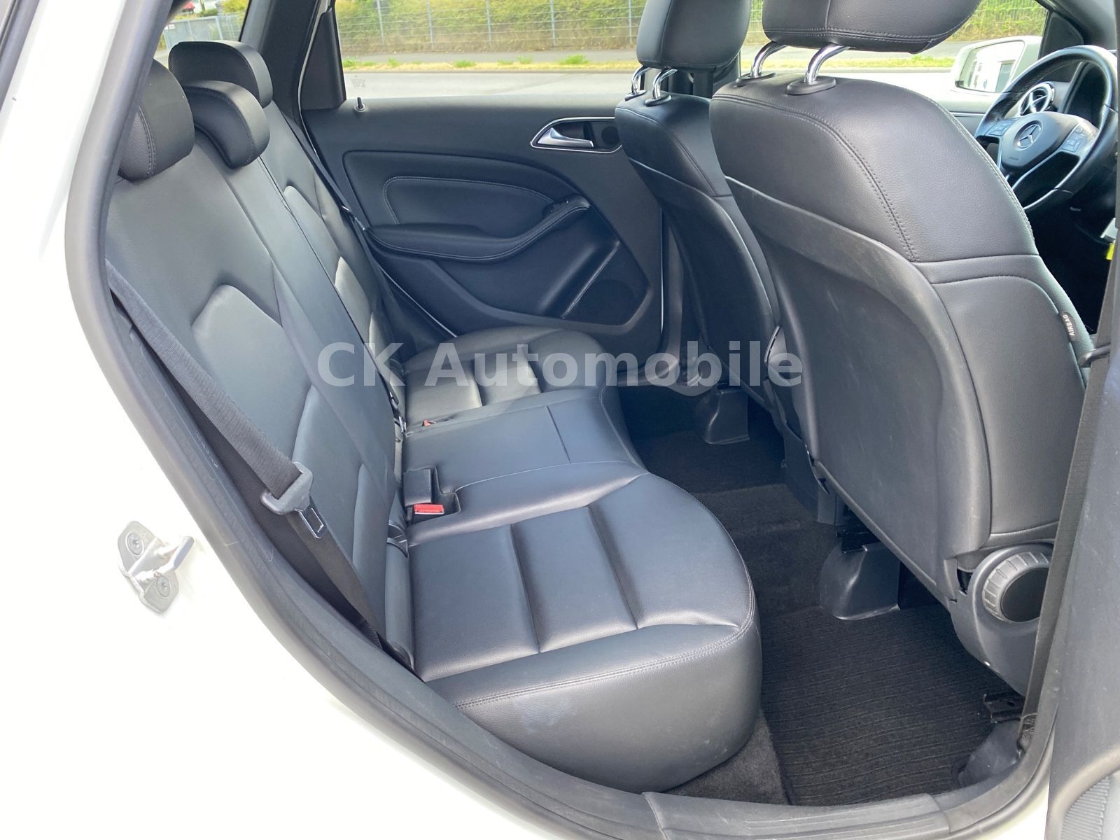 Fahrzeugabbildung Mercedes-Benz B200 Automatik Night-Paket/Leder/Bi-Xenon/Kamera