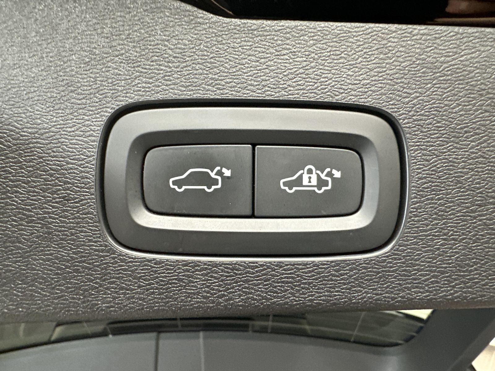 Fahrzeugabbildung Volvo V60 T6 Hybrid Plus Bright AWD NAV+LED+H&K+HUD+VC