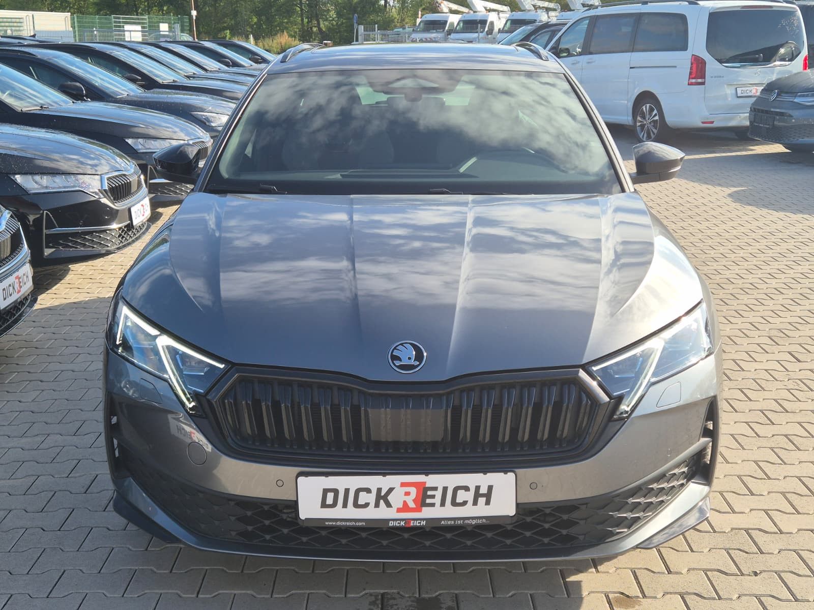 Fahrzeugabbildung SKODA Octavia 1.5 DSG Sportline PANO*MATRIX*AHK*5J.GAR