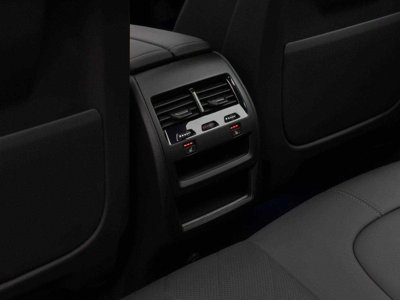 Fahrzeugabbildung BMW X5 xD45e M Sport Panorama HUD HiFi DisKey 22Zoll