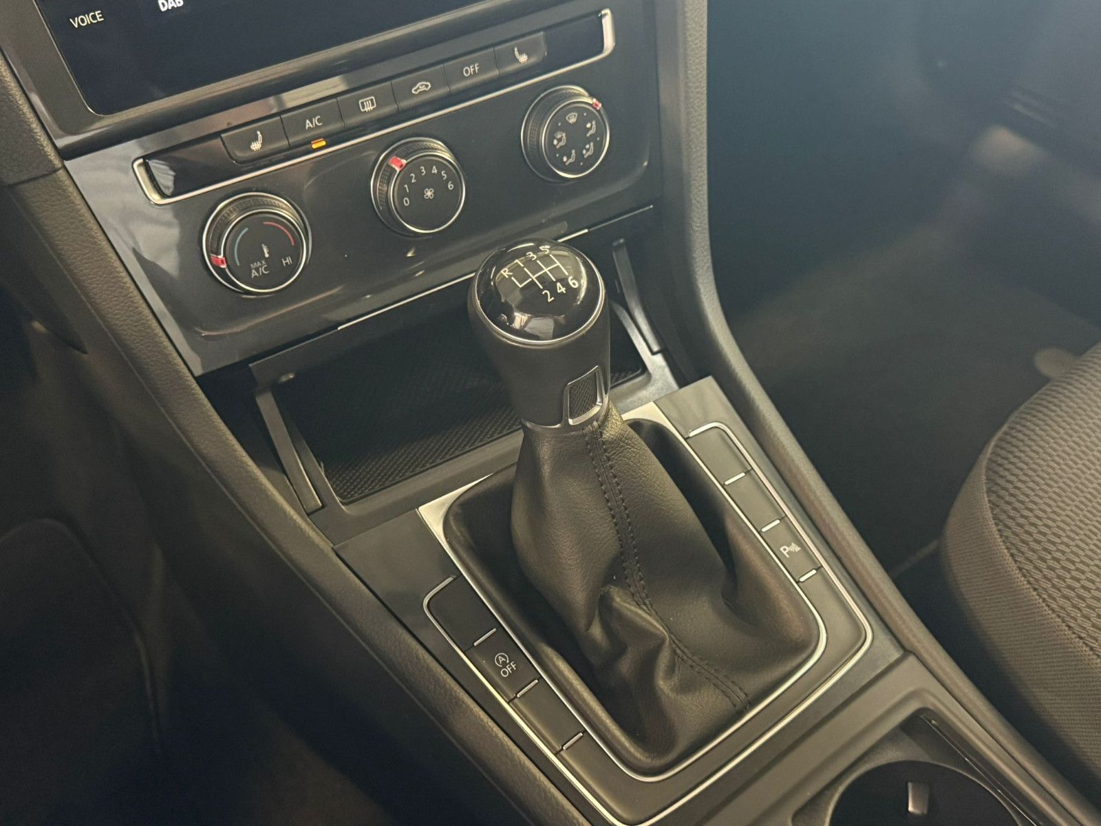 Fahrzeugabbildung Volkswagen Golf VII Lim. Comfortline CNG ACC AHK Kamera SHZ