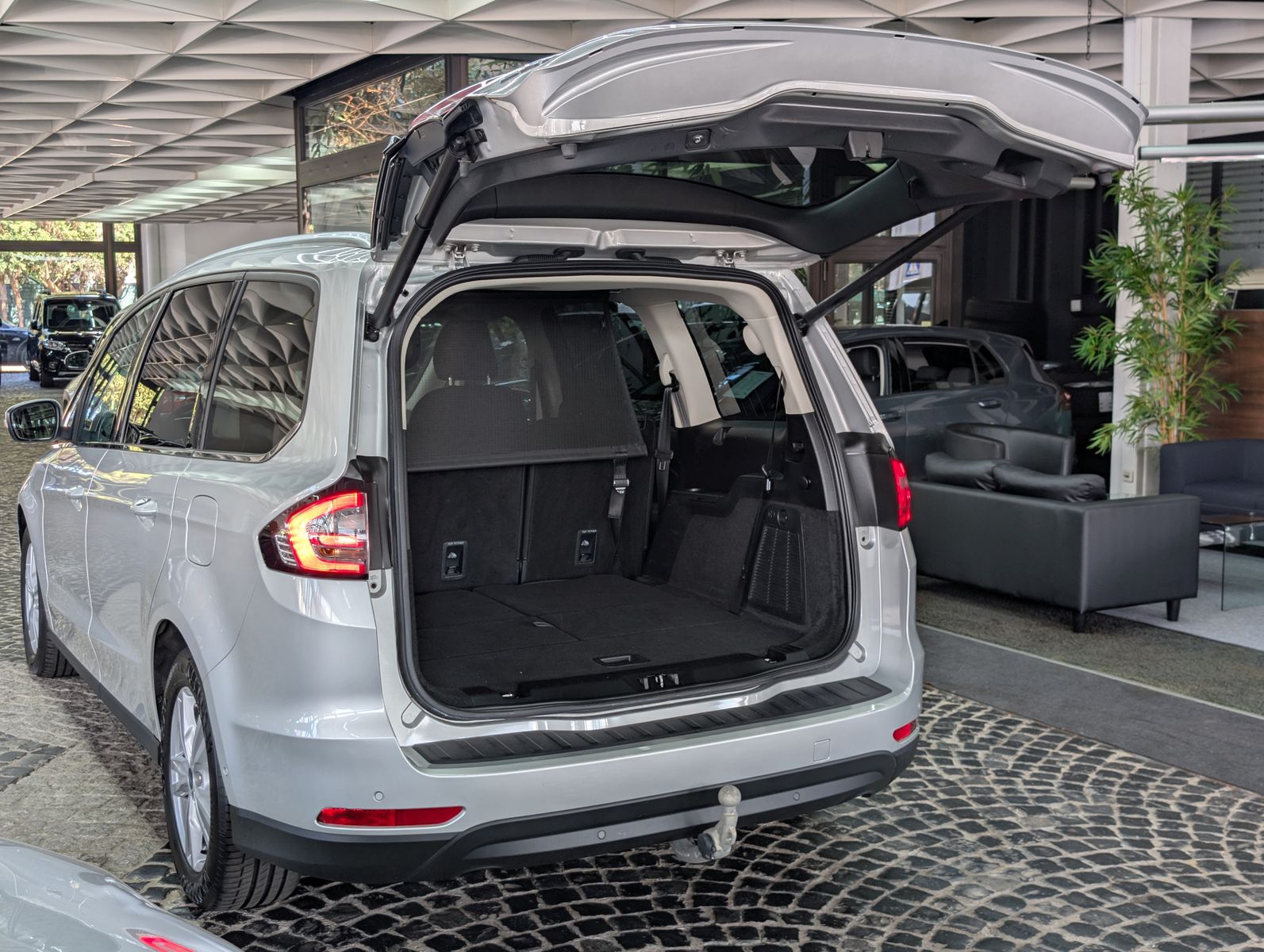 Fahrzeugabbildung Ford Galaxy Titanium 2.0 EB ACC PANO AHK LED 7-SITZE