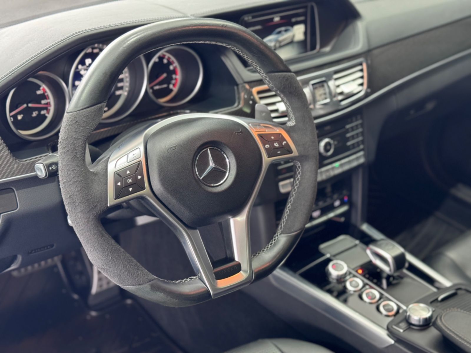 Fahrzeugabbildung Mercedes-Benz E 63 AMG S 4Matic*KERAMIK*B/O*MASSAGE*PANO*VOLL