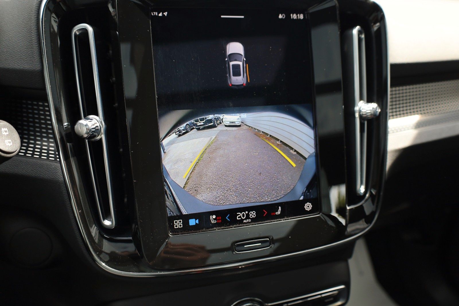 Fahrzeugabbildung Volvo XC40 Pro 78KWH AWD Leder,Navi,PanDach,Autopilot