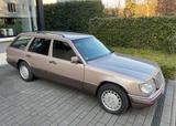 Mercedes-Benz E 220 T S124 Rosenholz/ innen Rot / restauriert