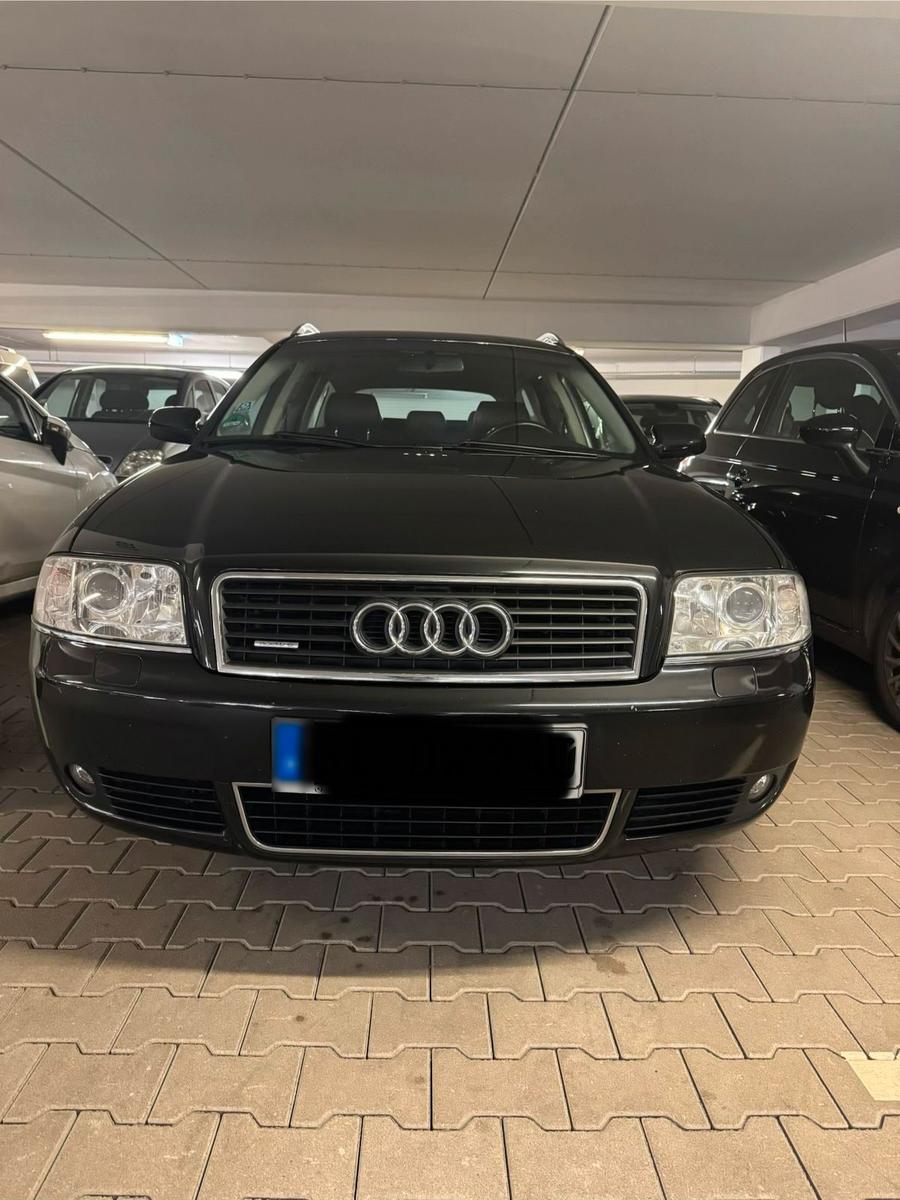 Audi Quattro 2005 — вигляд ззаду