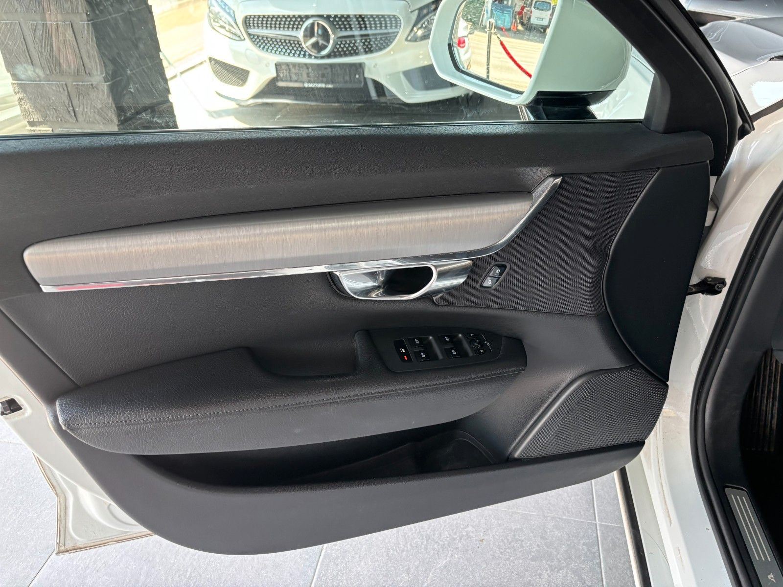 Fahrzeugabbildung Volvo V90 Momentum /KAMERA/PANO/AHK/SHZ/ACC++/LED