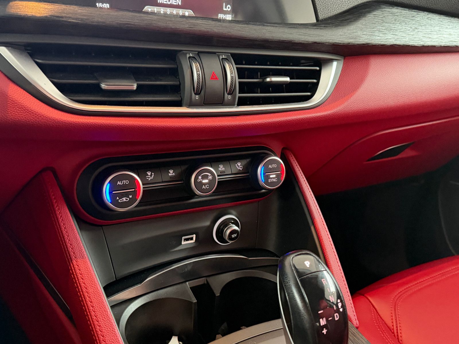 Fahrzeugabbildung Alfa Romeo Stelvio Super Q4/BI-XENON/PDC/AUTOMATIK/SPURHALT