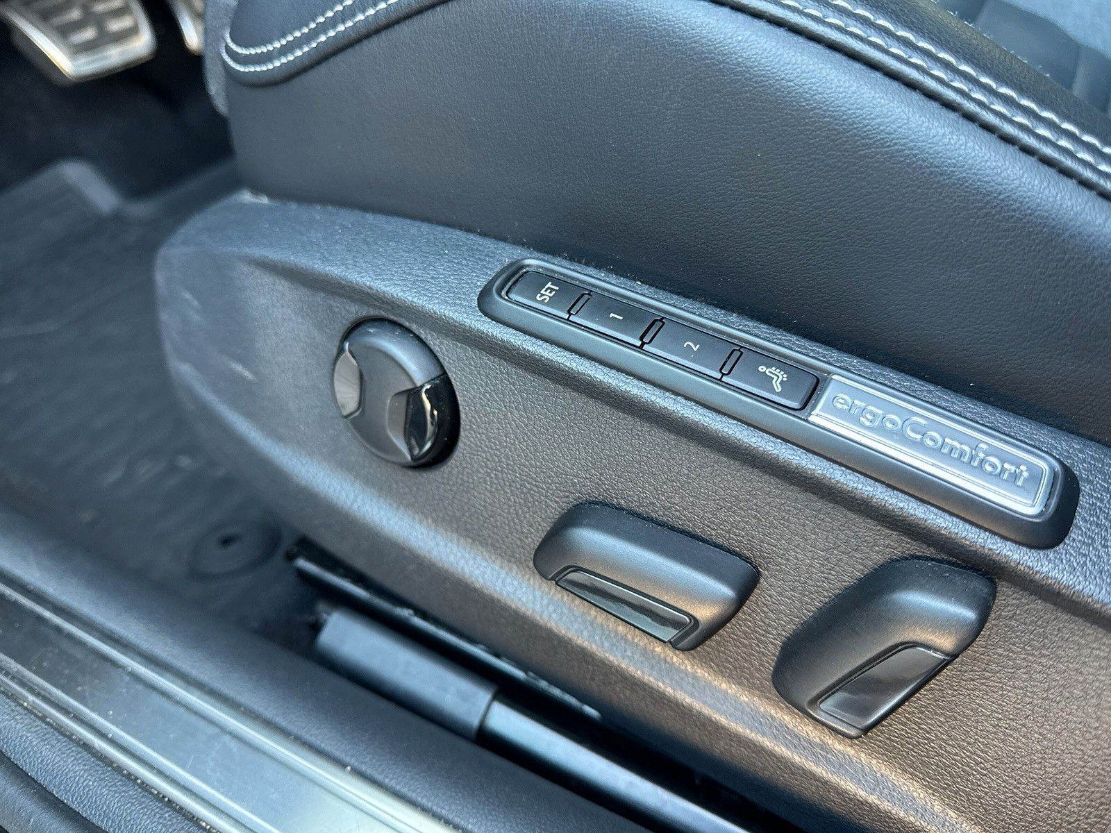 Fahrzeugabbildung Volkswagen Passat 4Motion*R-Line*1-2000 Edition*Keyless*ACC