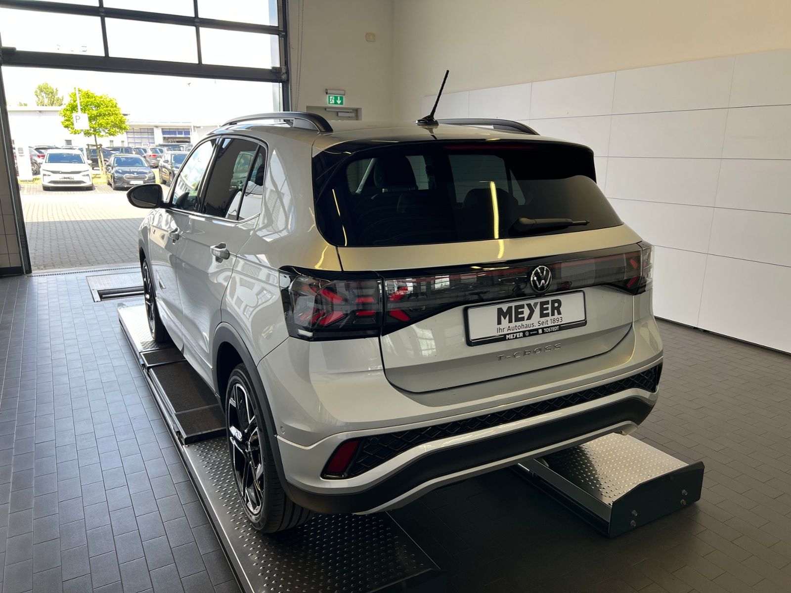 Fahrzeugabbildung Volkswagen T-Cross R-Line 1.5 TSI DSG *AHK, IQ.LIGHT, ACC,