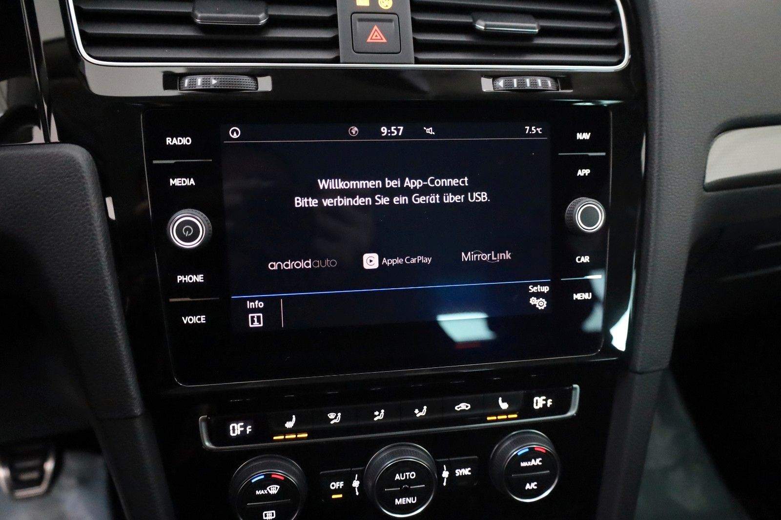 Fahrzeugabbildung Volkswagen Golf VII Lim. IQ.DRIVE BM Navi,SH,ACC,ParkAssist