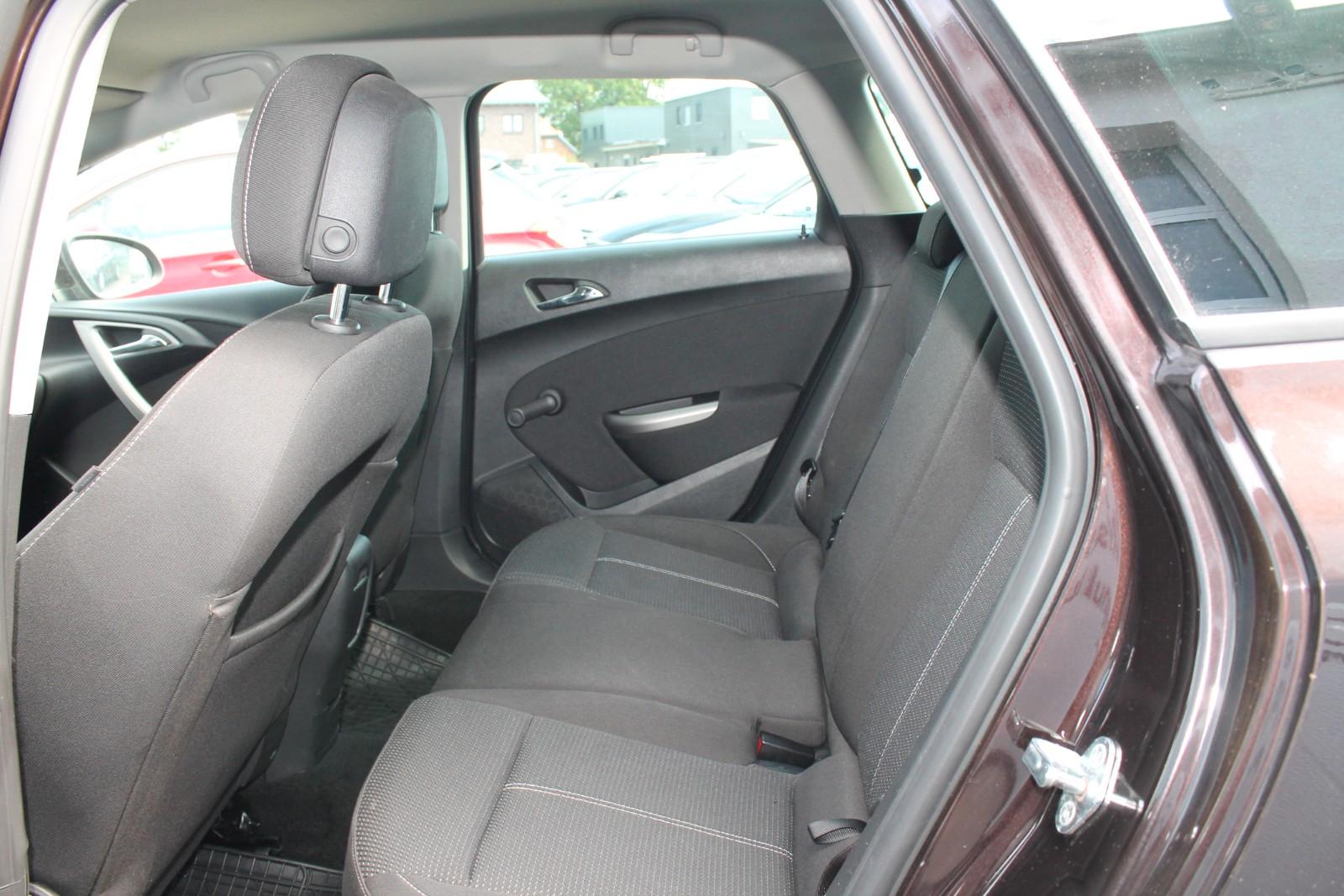Opel Astra 2011 — photo 8