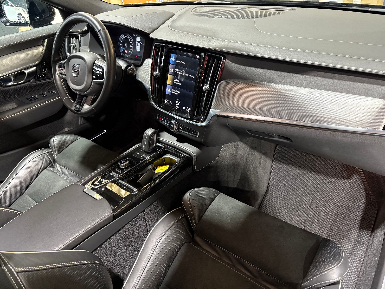 Fahrzeugabbildung Volvo V90 Kombi R Design Recharge Plug-In Hybrid AWD/