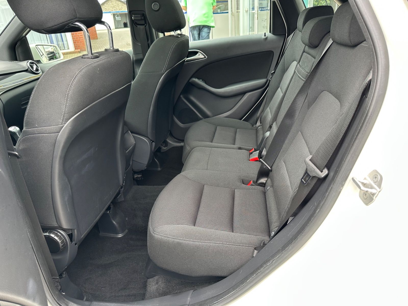 Fahrzeugabbildung Mercedes-Benz B 180 AHK/BiXenon/Pano/Navi/SHZG/GJR