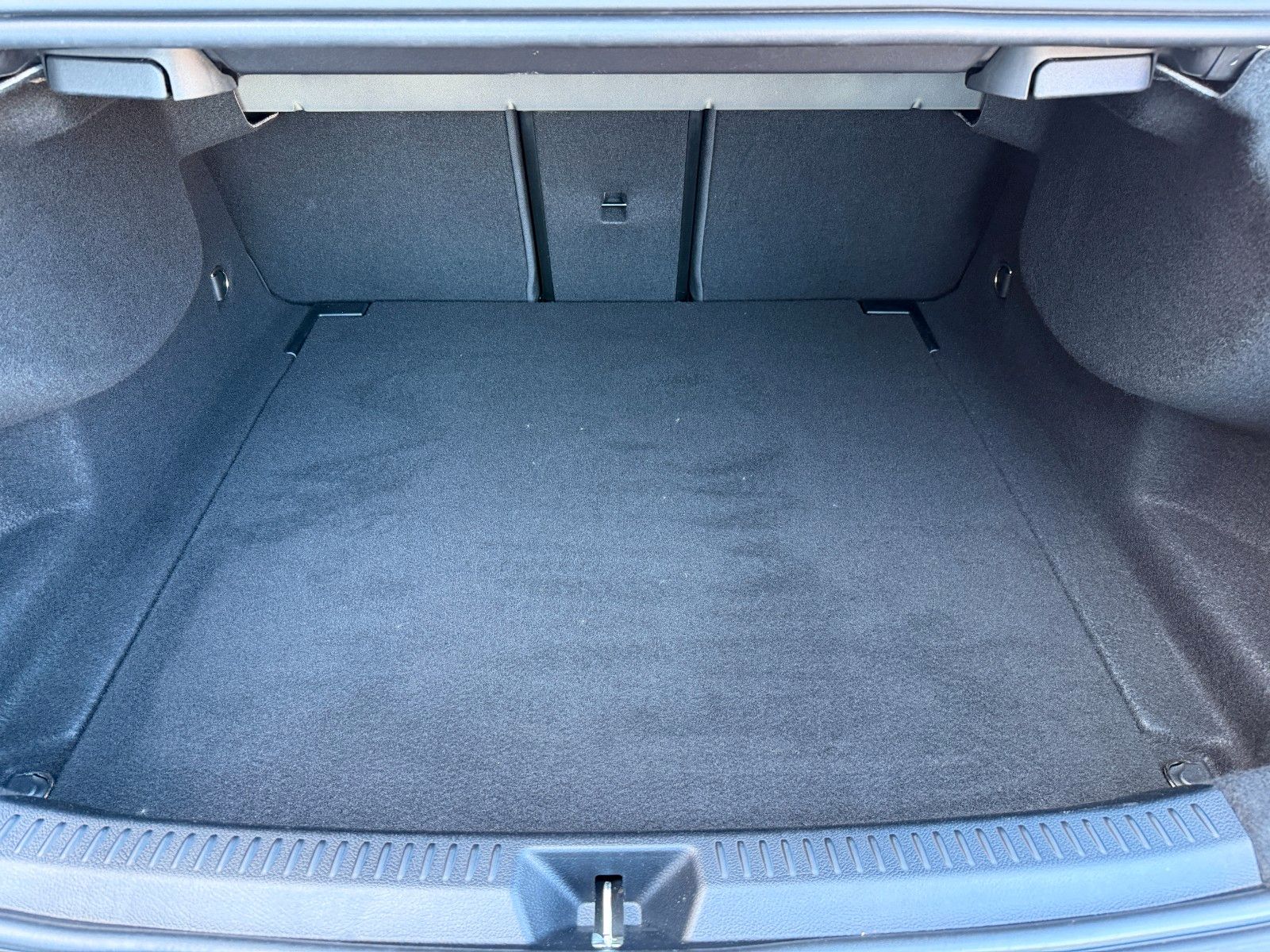 Fahrzeugabbildung Mercedes-Benz A 200 Limousine AMG NIGHT+AHK+MEMORY+360°+Ambien