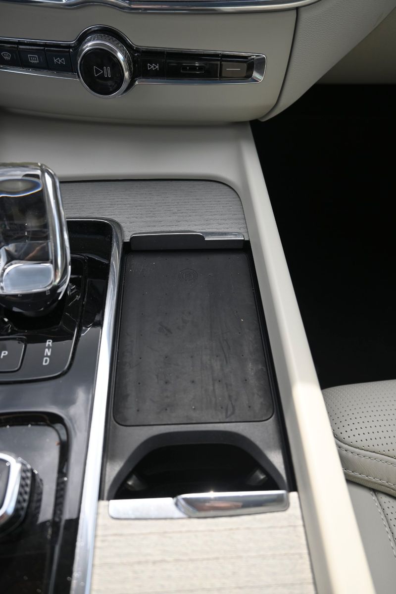 Fahrzeugabbildung Volvo XC60 B5 D Ultimate Dark AWD*B&W*LUFT*360°*STHZG*