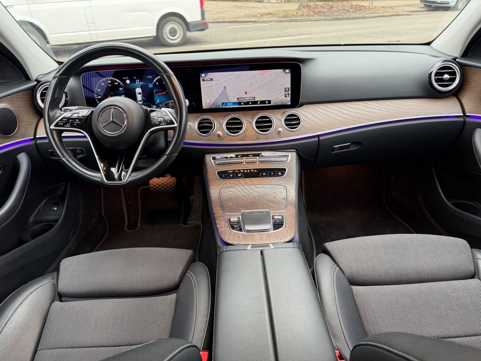 Fahrzeugabbildung Mercedes-Benz E 220d Night-Paket*JUNGE STERNE*KAMERA*LED*