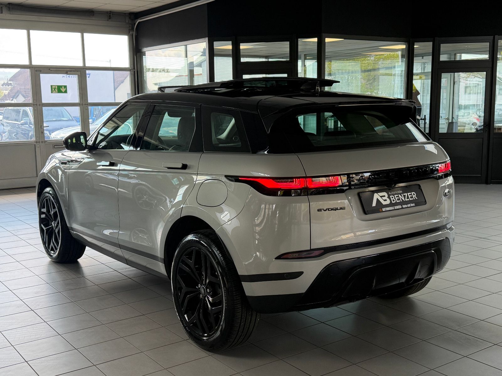 Fahrzeugabbildung Land Rover Range Rover Evoque SE Hybrid /PANO/MERIDIAN/