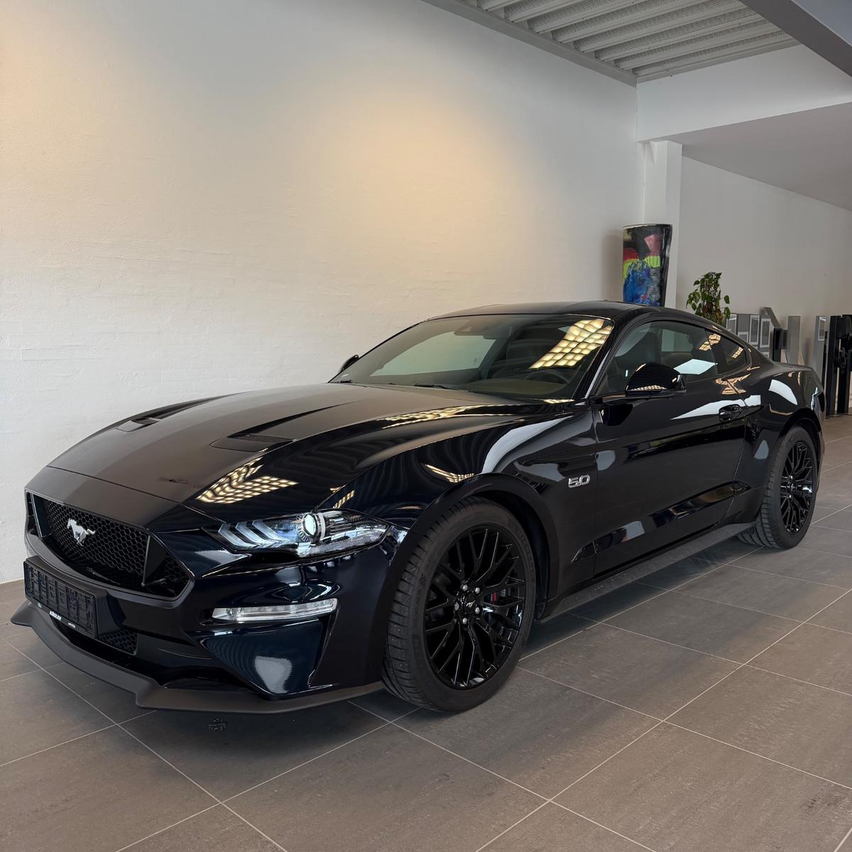 Ford Mustang GT Fastback LOW KM