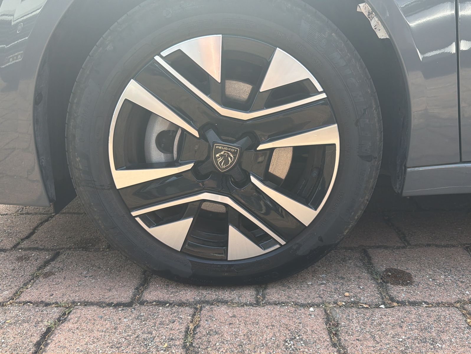 Fahrzeugabbildung Peugeot 208 Hybrid 110 Allure - Automatik