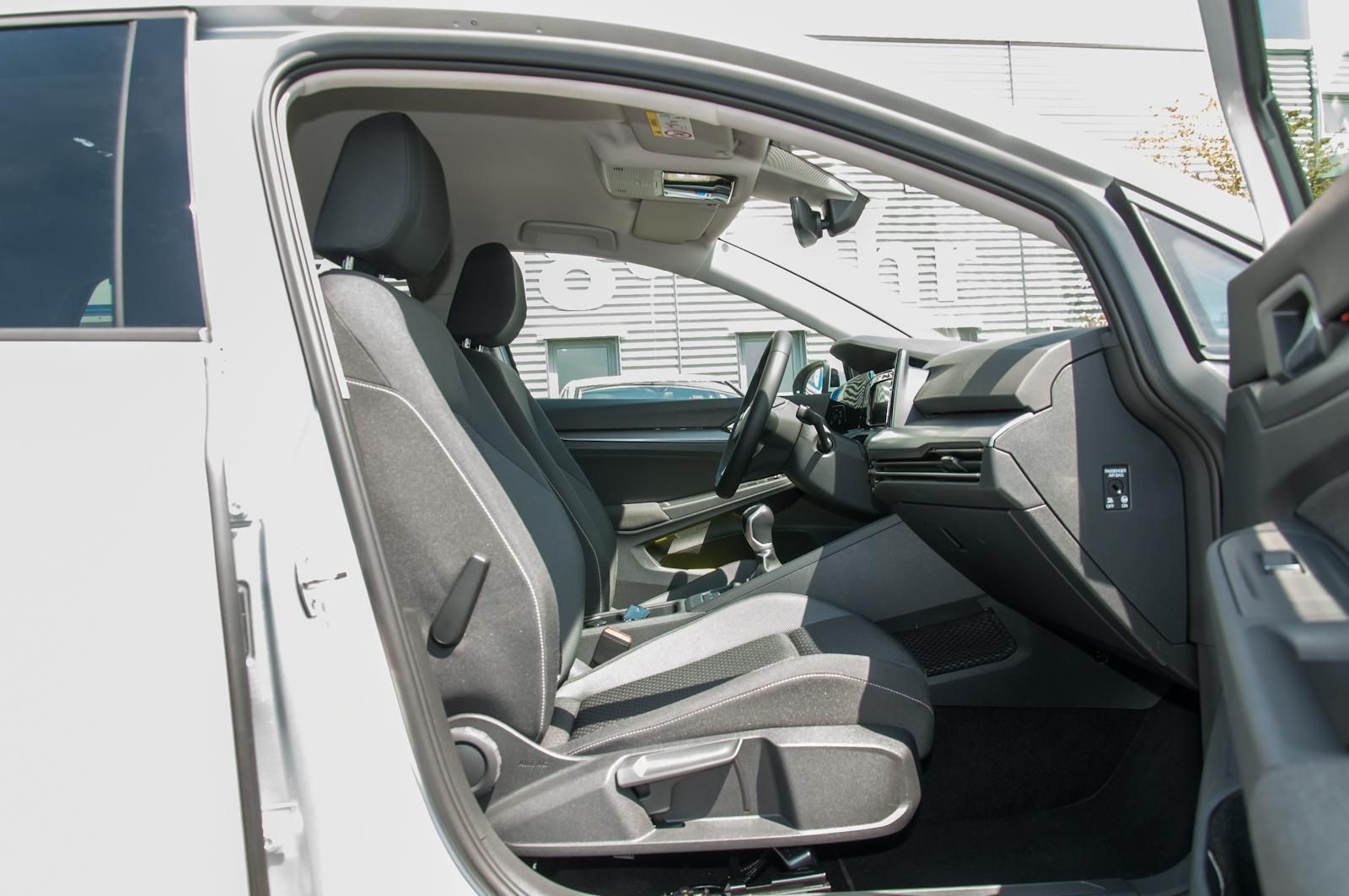 Fahrzeugabbildung Volkswagen Golf VIII 1.0 TSI Active Alu LED Navi Sitzh. ACC
