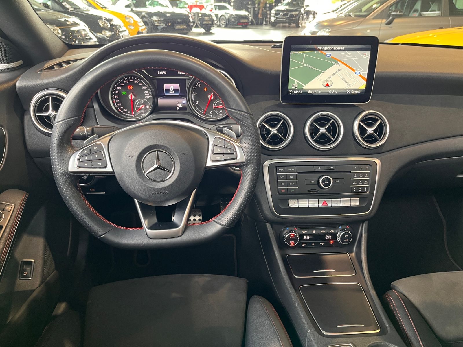 Fahrzeugabbildung Mercedes-Benz CLA 200 AMG Night PANO H/K LED